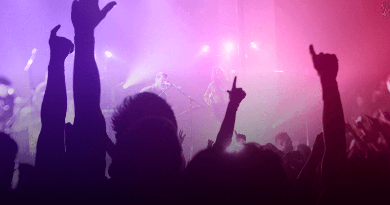 Yoga Vibes & Party Lights: Wie junge Yogis das Beste aus beiden Welten vereinen können